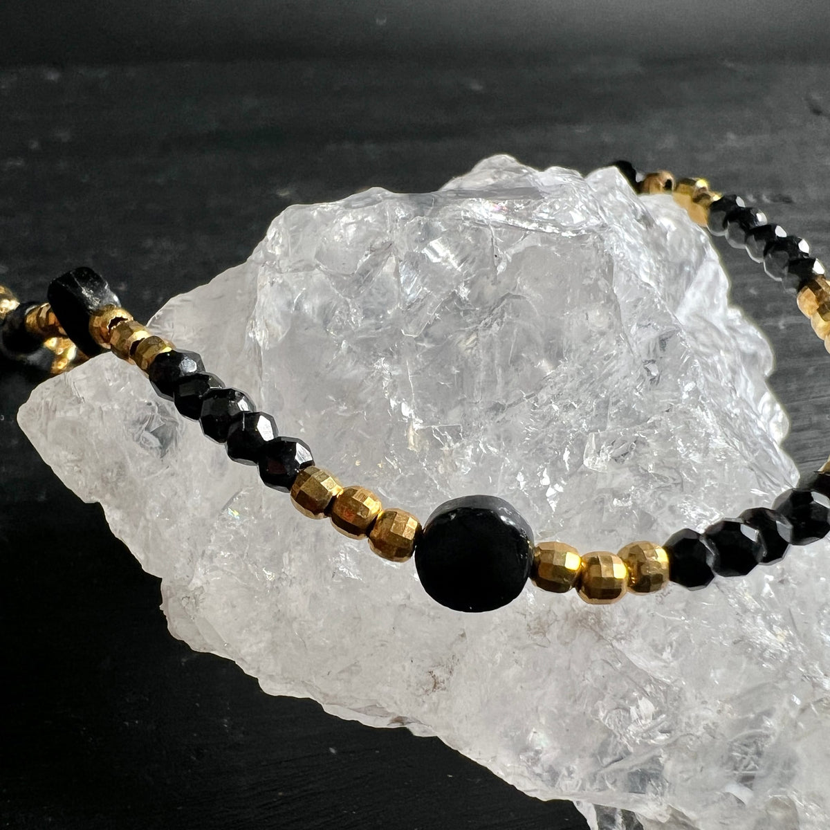 Spinell | Bergkristall | Armband | schwarz-gold | funkelnd | Unikat | Happy Minerals