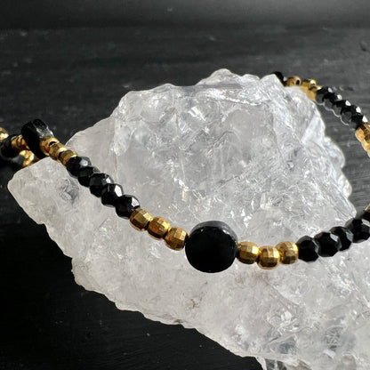 Spinell | Bergkristall | Armband | schwarz-gold | funkelnd | Unikat | Happy Minerals