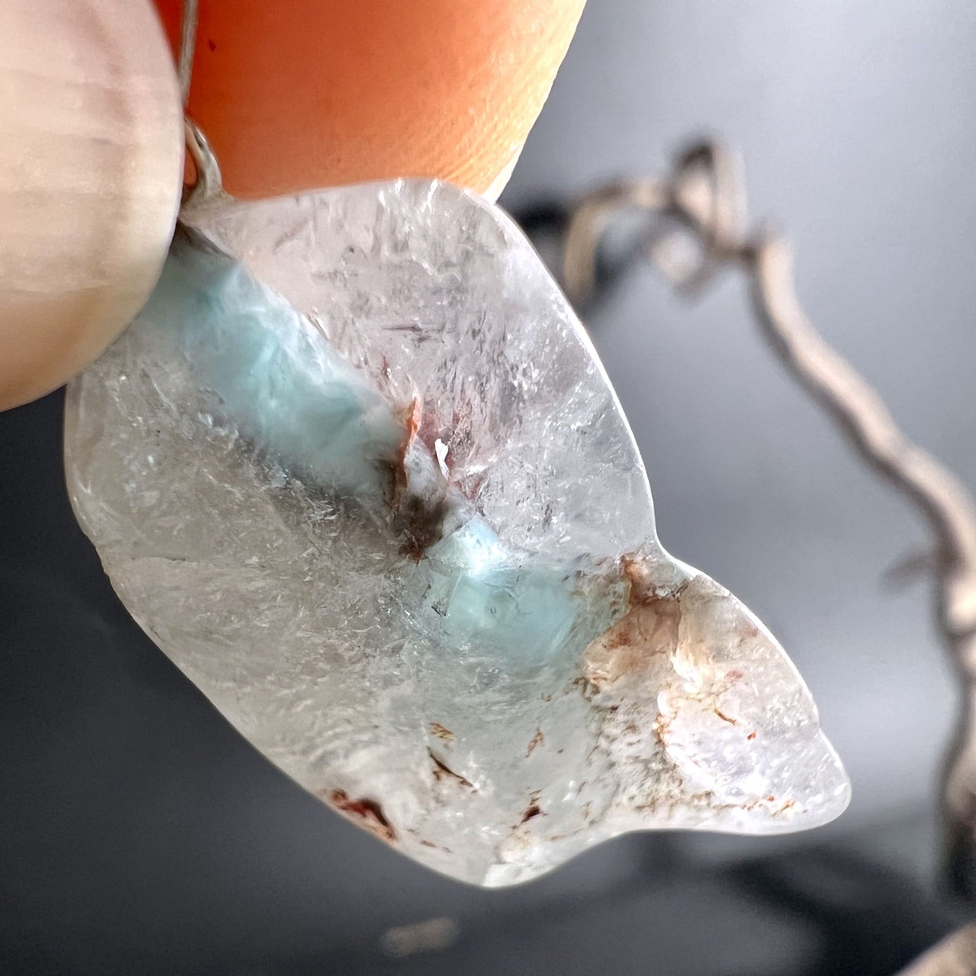 Spiritueller Medusa Quarz Anhänger, Kristall mit sanftem Glanz | Happy Minerals