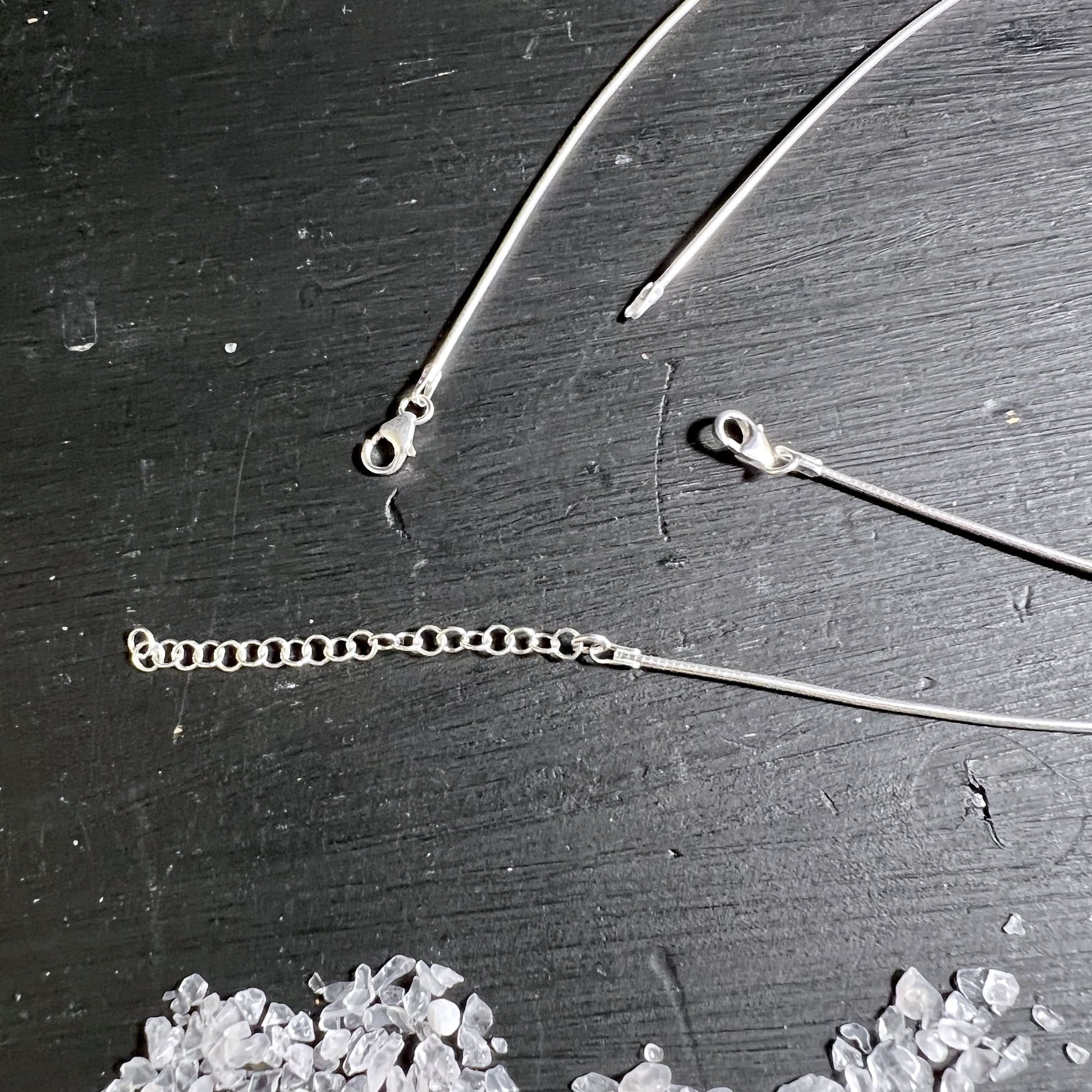 Luxuriöse Sterling Silber Omega Halsreife in Vergleich, aus Italien | Happy Minerals