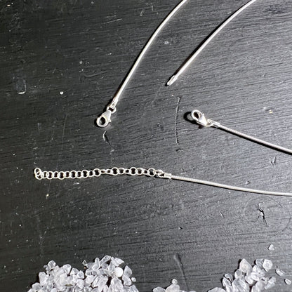 Luxuriöse Sterling Silber Omega Halsreife in Vergleich, aus Italien | Happy Minerals