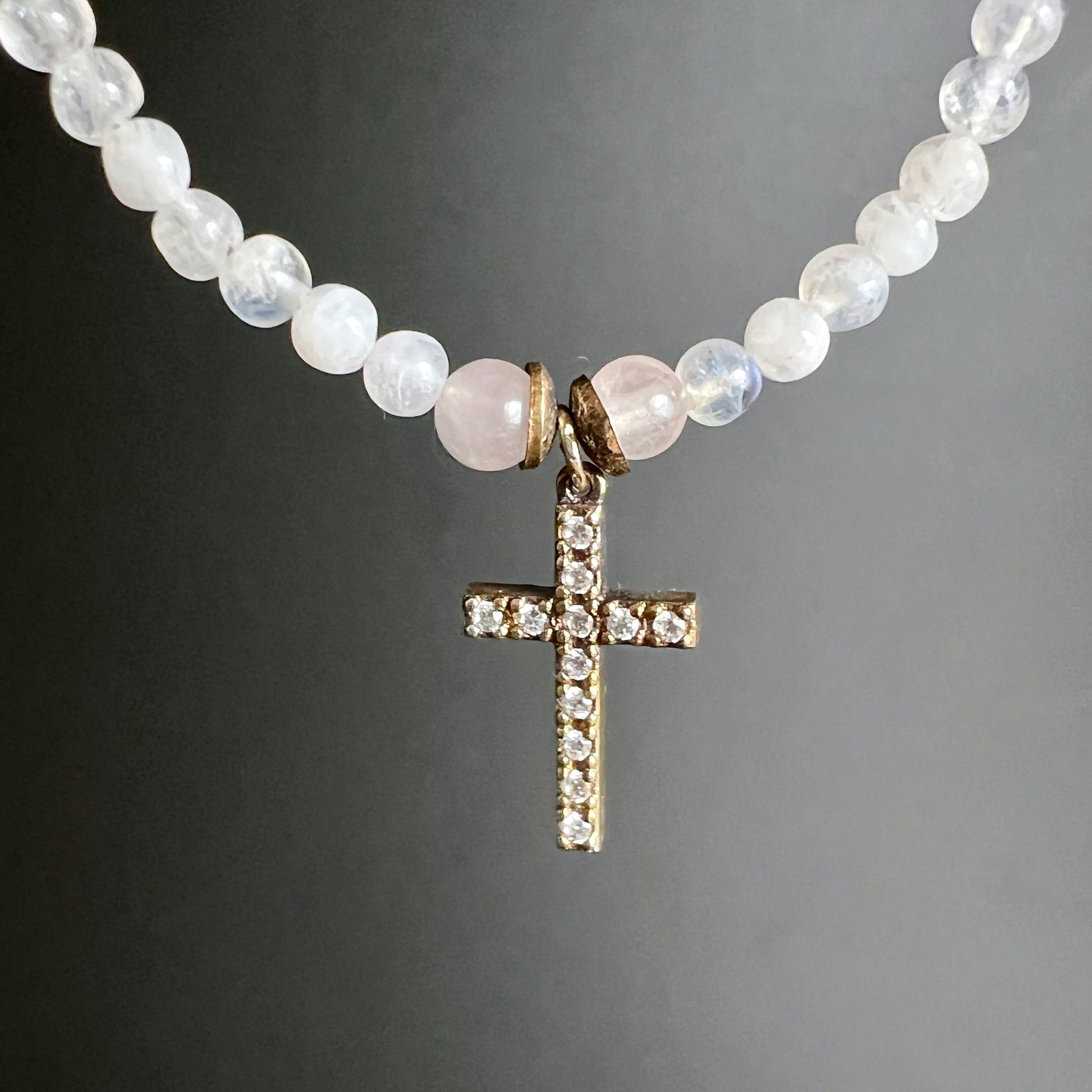 Sterlingsilber Kreuz Anhänger | vergoldet mit Kristallen | zarte Edelsteinperlen | Happy Minerals