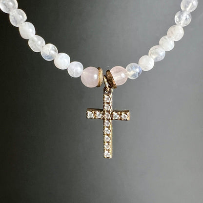 Sterlingsilber Kreuz Anhänger | vergoldet mit Kristallen | zarte Edelsteinperlen | Happy Minerals