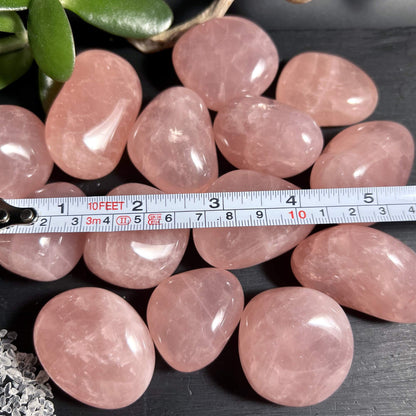 Sternrosenquarz Handschmeichler Sammlung mit Massband 45-50mm rosa Madagaskar