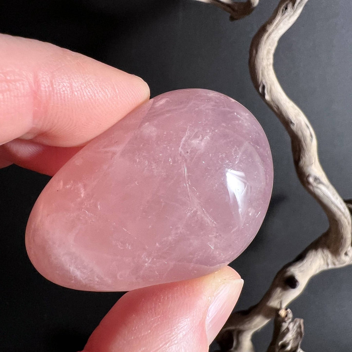 Laenglicher Sternrosenquarz Handschmeichler intensiv rosa aus Madagaskar