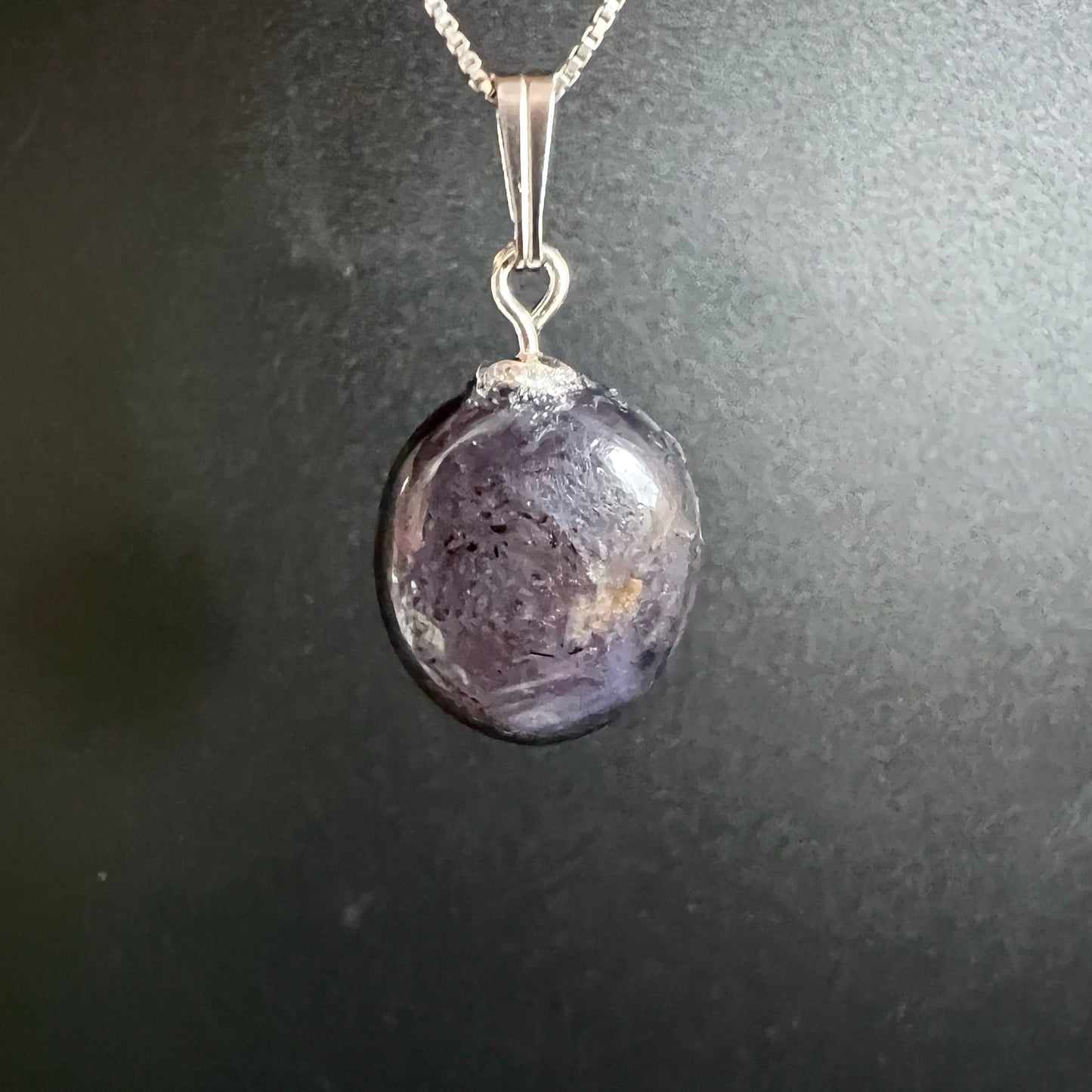 Sternrubin Cabochon oval poliert, violett-grau mit seidigem Asterismus-Schimmer, silberne 925 Öse | Happy Minerals