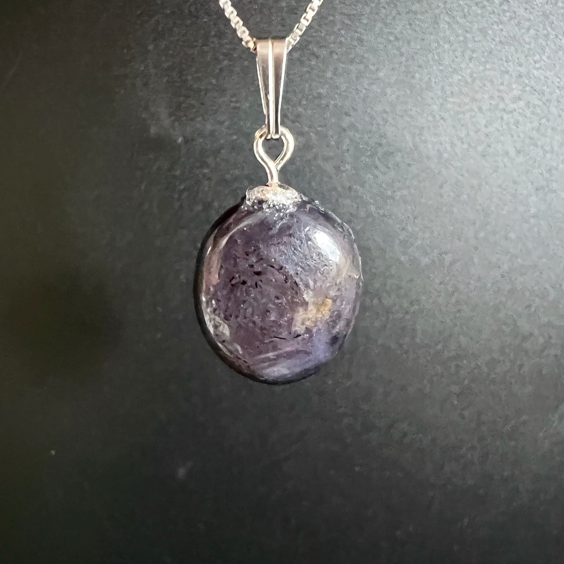 Sternrubin Cabochon oval poliert, violett-grau mit seidigem Asterismus-Schimmer, silberne 925 Öse | Happy Minerals