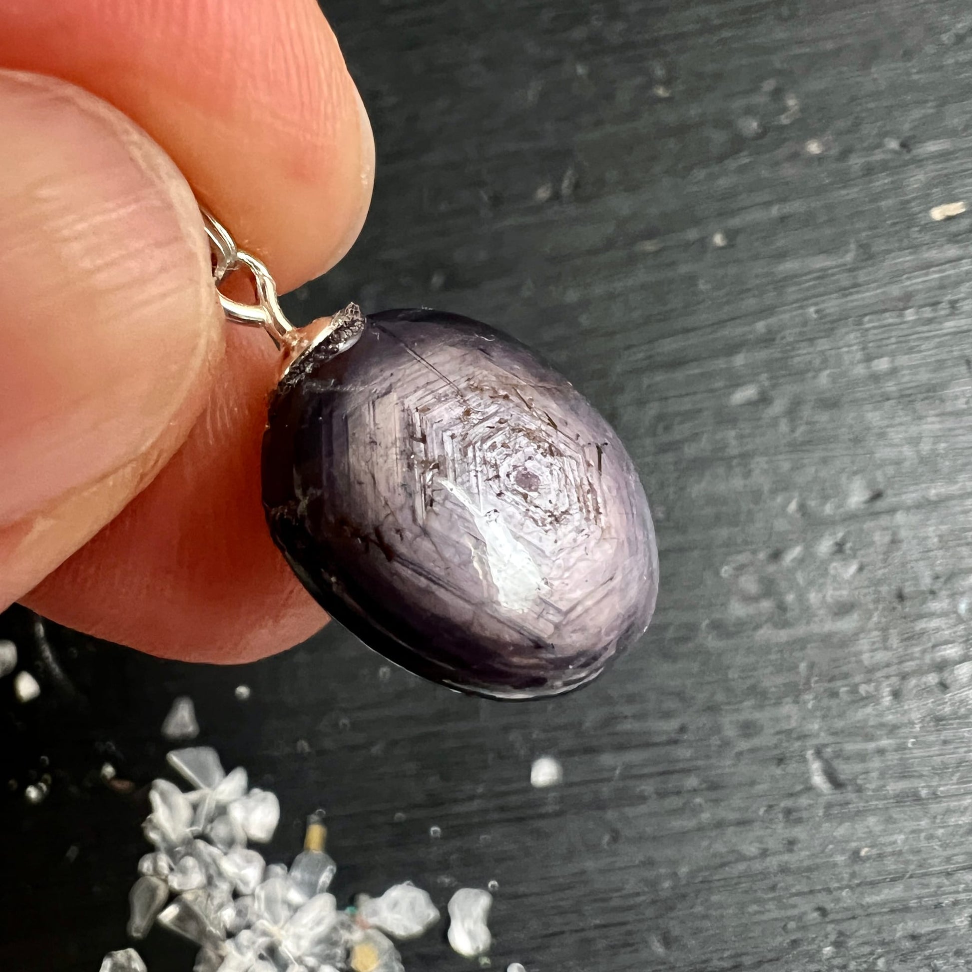 Sternrubin Cabochon oval poliert, violett-grau mit sichtbarem 6-strahligem Asterismus-Stern, Silberöse | Happy Minerals