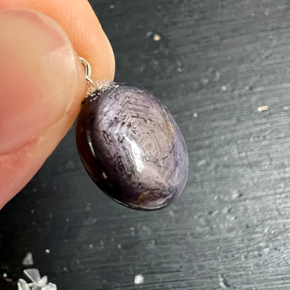 Sternrubin Cabochon oval poliert, violett-lila mit sechsstrahligem Asterismus, schwarze Rutilnadeln, Silberöse | Happy Minerals
