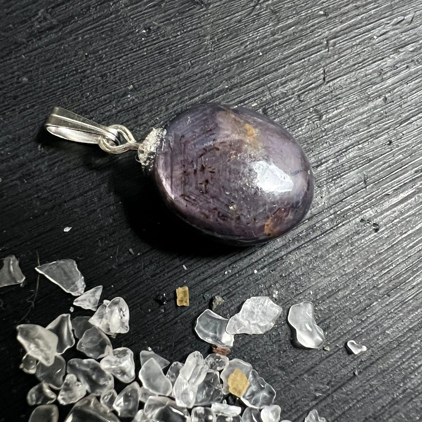 Sternrubin Cabochon oval poliert, violett-lila mit goldbraunen Flecken, dunklen Nadeleinschlüssen, silberne 925 Öse | Happy Minerals