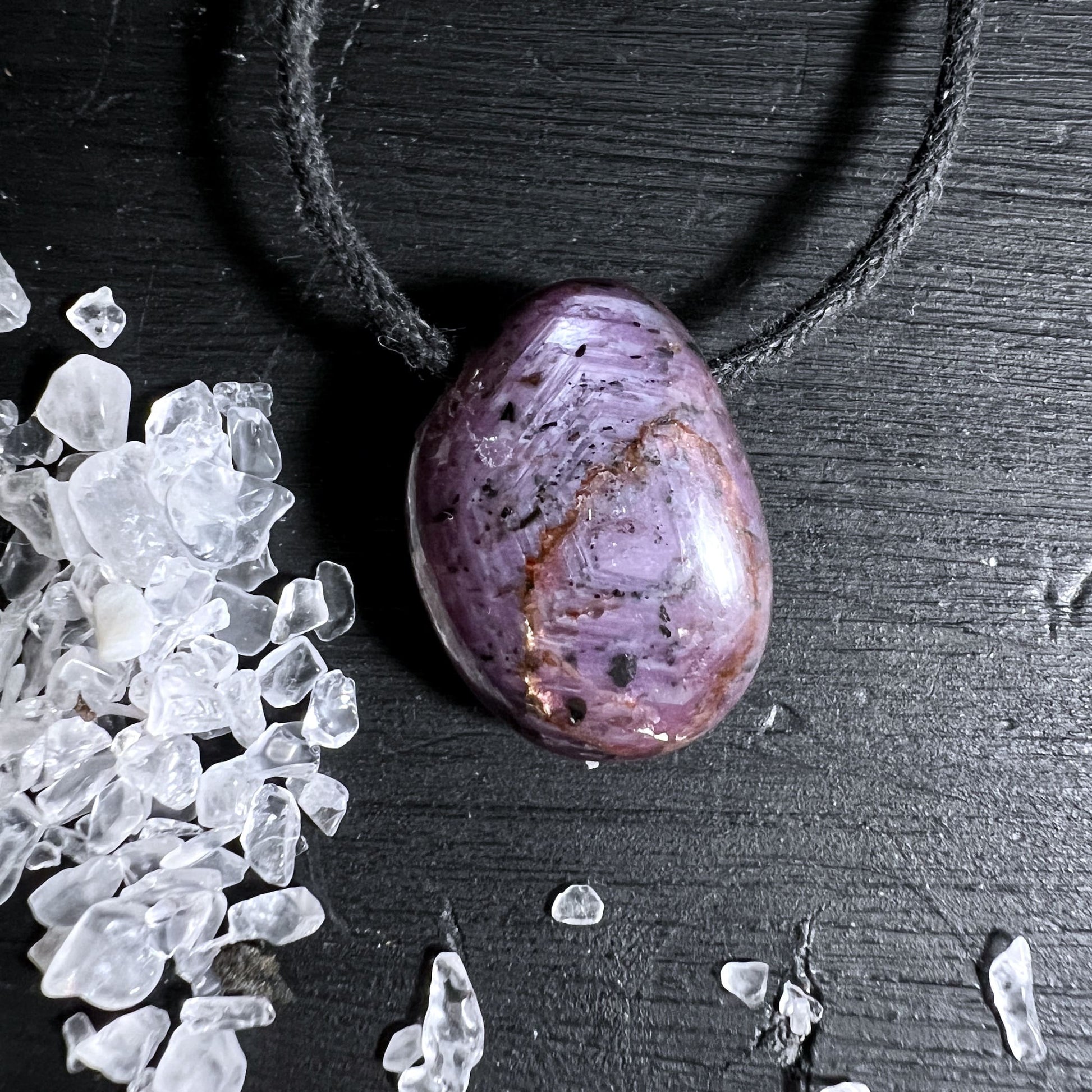 Gebohrter Sternrubin mit Schimmer | Nahaufnahme