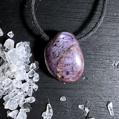 Gebohrter Sternrubin mit Schimmer | Nahaufnahme