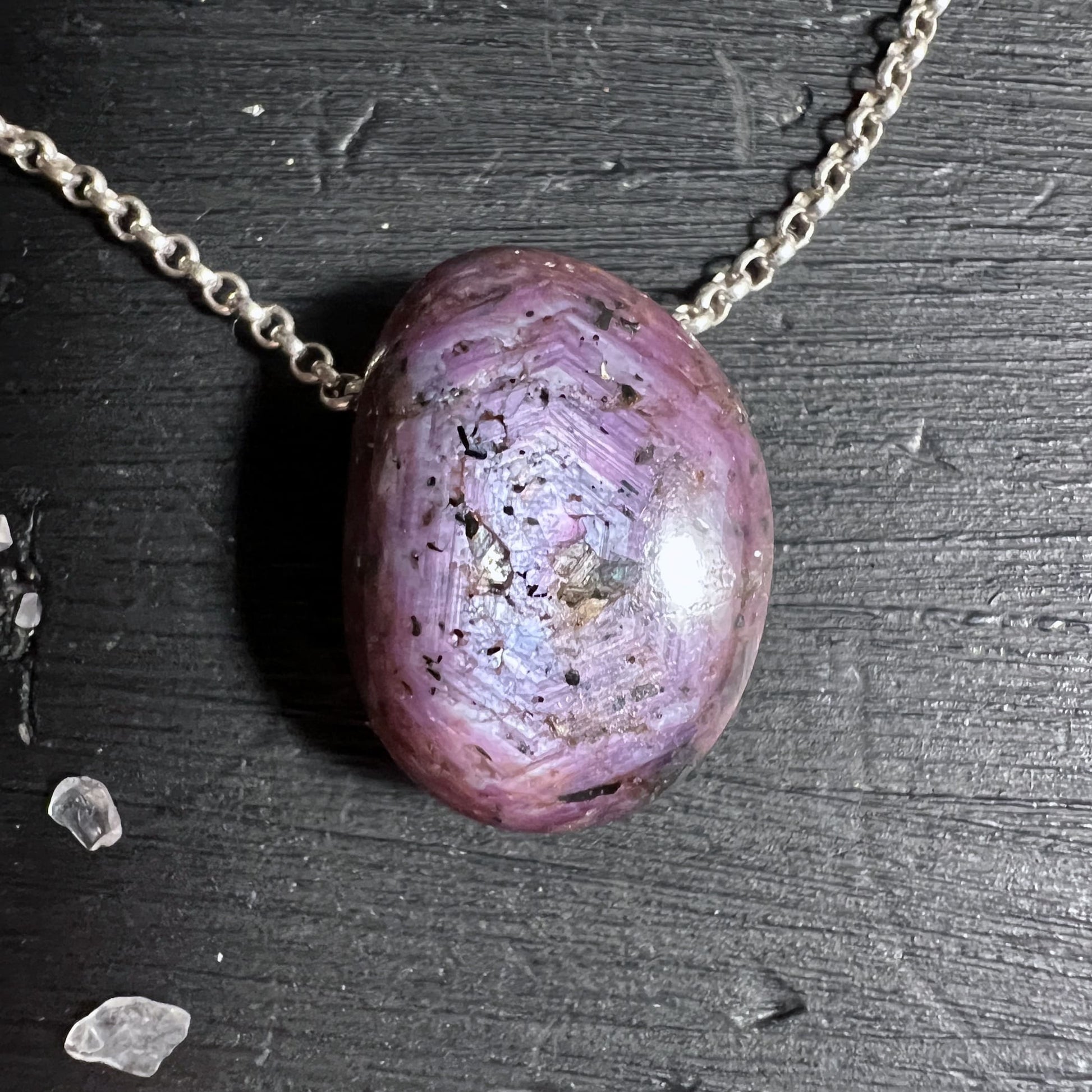 Sternrubin Trommelstein gebohrt metallfrei zu tragen oder mit Silberkette