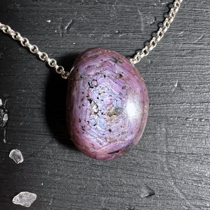 Sternrubin Trommelstein gebohrt metallfrei zu tragen oder mit Silberkette