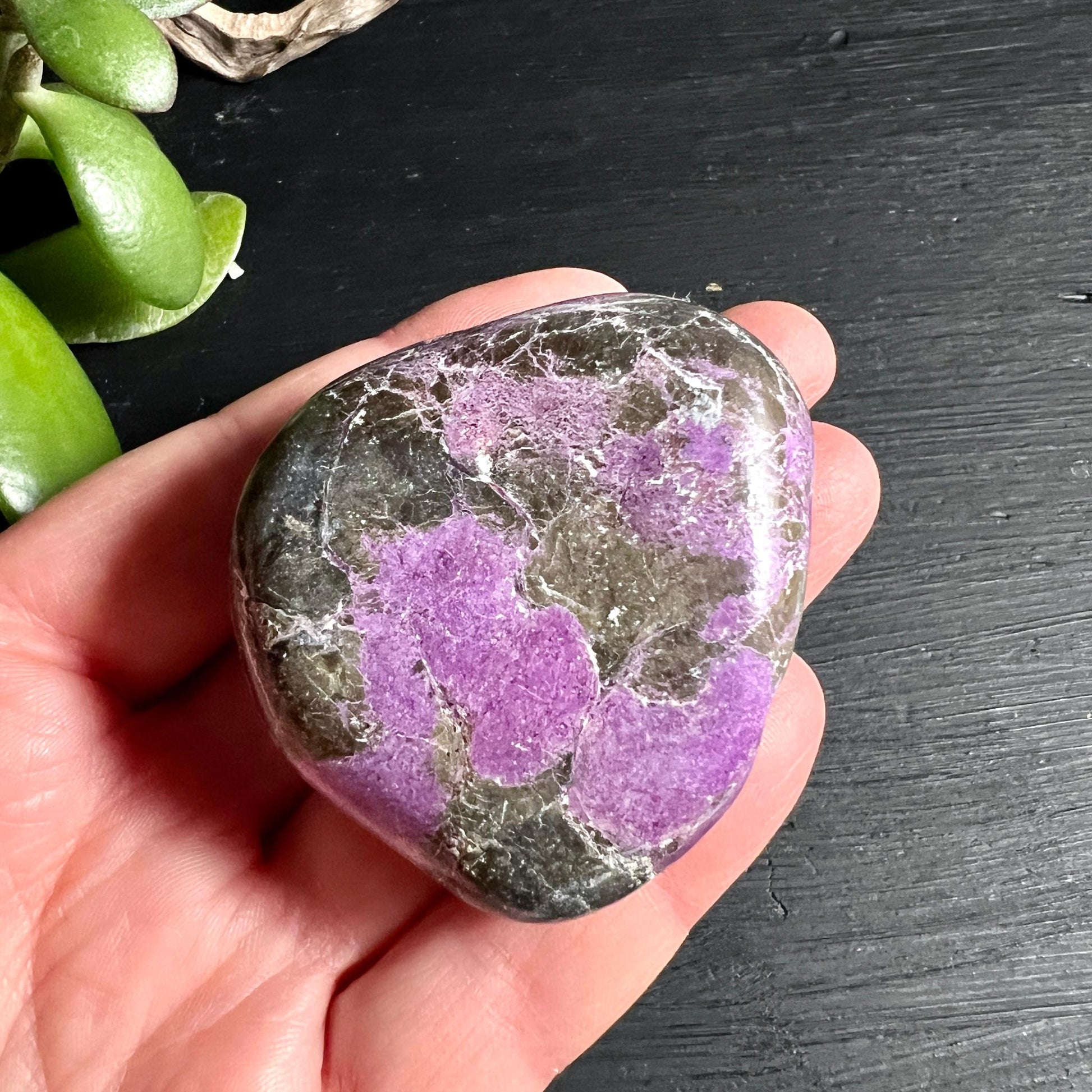 Stichtit Handschmeichler in der Hand lila violett Suedafrika