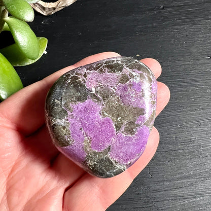 Stichtit Handschmeichler in der Hand lila violett Suedafrika