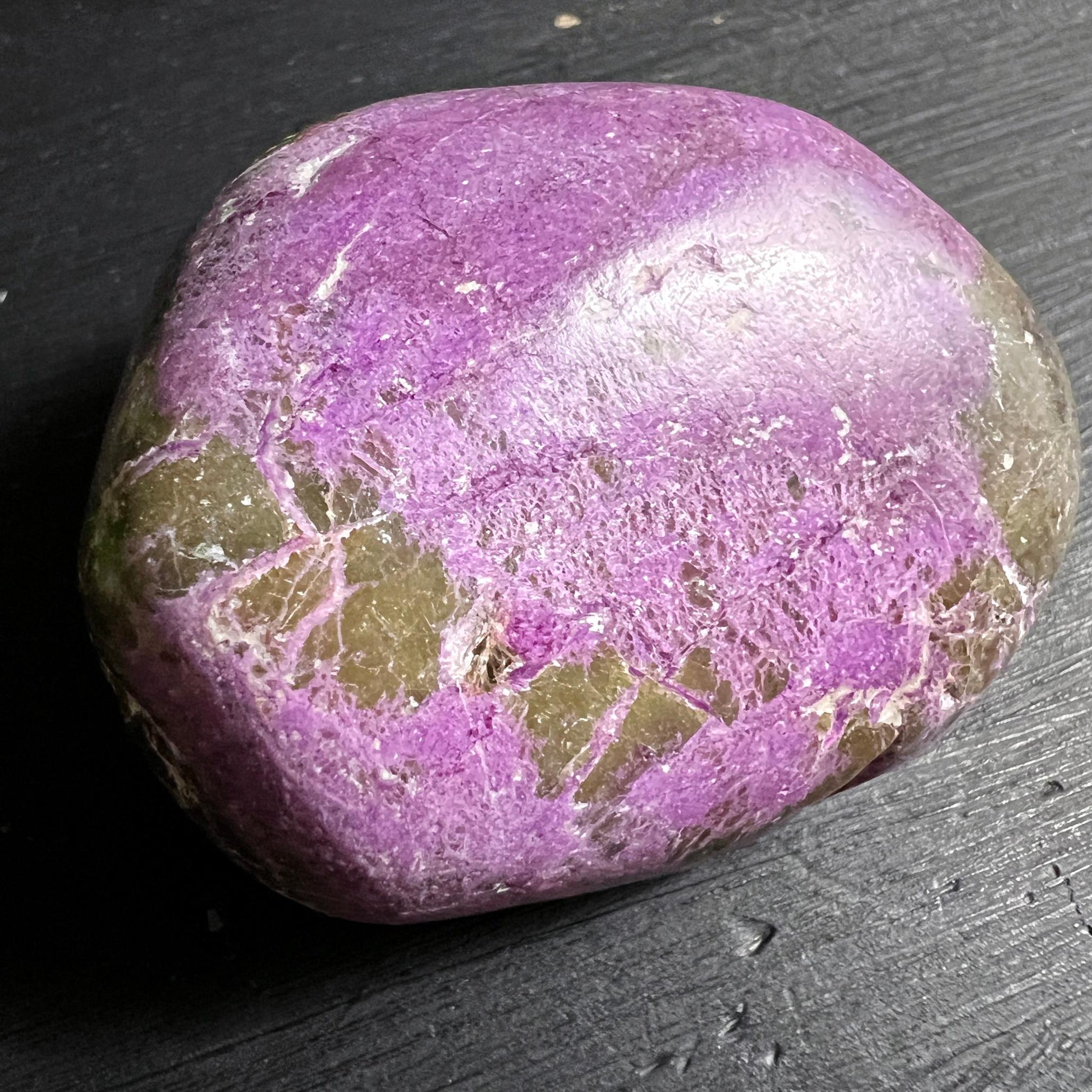 Stichtit Nahaufnahme intensive violette Farbe mit Serpentin Adern