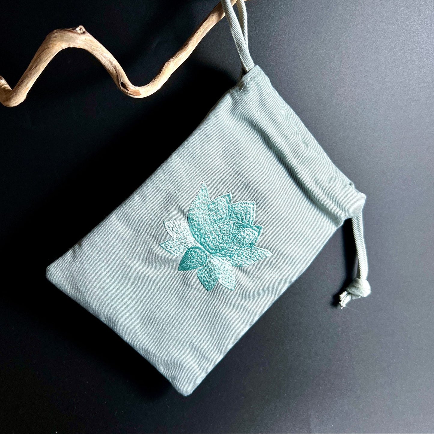 Eleganter grauer Stoffbeutel | türkise Lotus-Stickerei | Kordelzug | natürliche Holzdeko | Happy Minerals