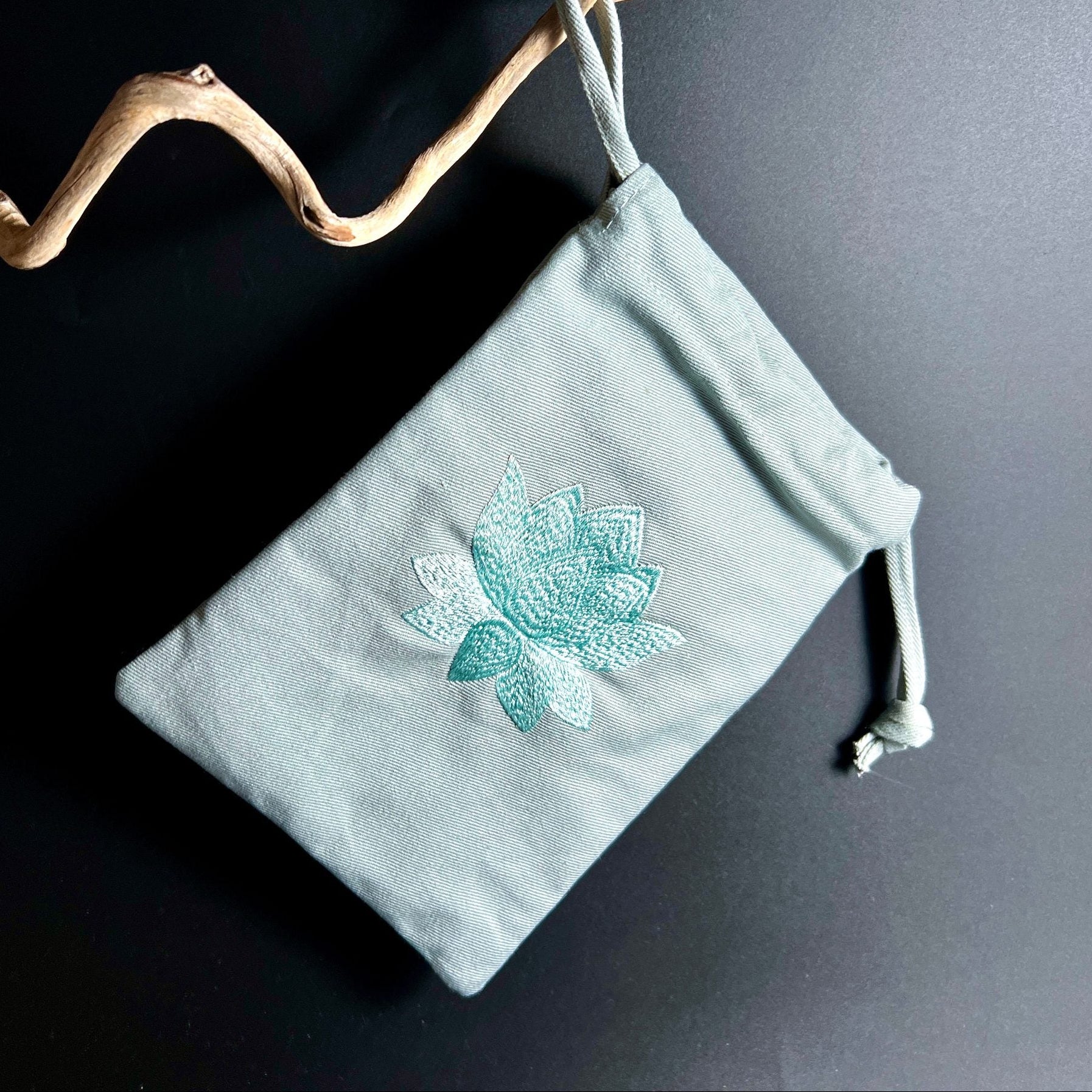 Eleganter grauer Stoffbeutel | türkise Lotus-Stickerei | Kordelzug | natürliche Holzdeko | Happy Minerals