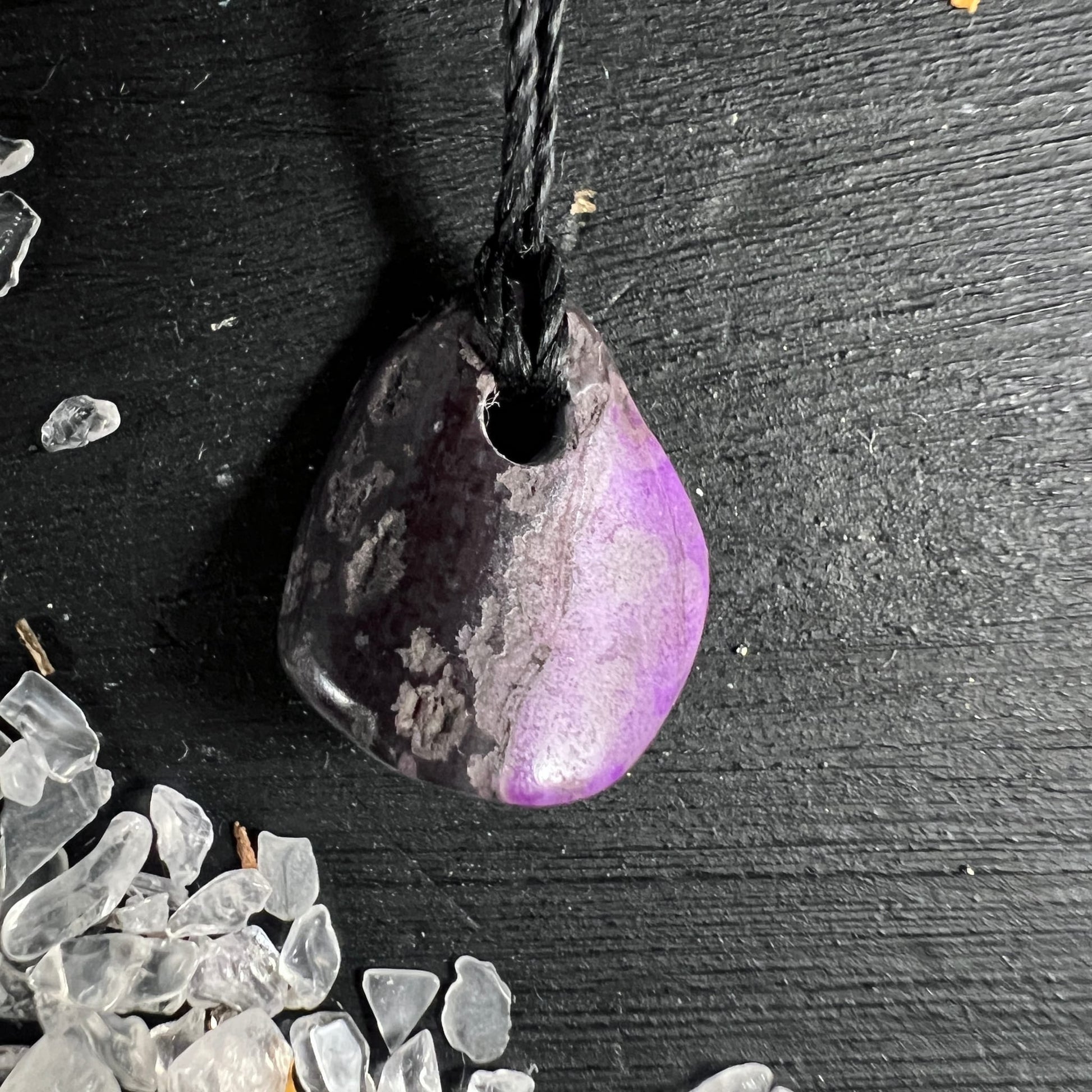Sugilith Anhaenger tropfenfoermig, dunkles Violett mit grauer Kruste und hellvioletter Zone, poliert | Happy Minerals