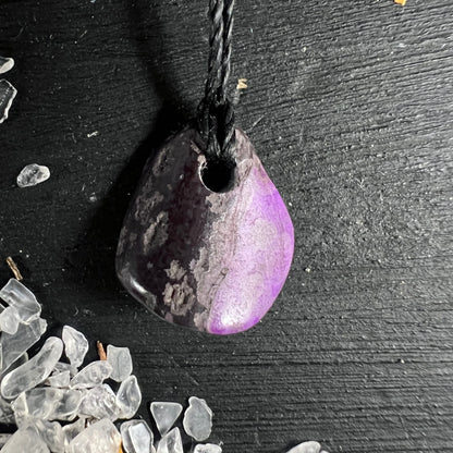 Sugilith Anhaenger tropfenfoermig, dunkles Violett mit grauer Kruste und hellvioletter Zone, poliert | Happy Minerals