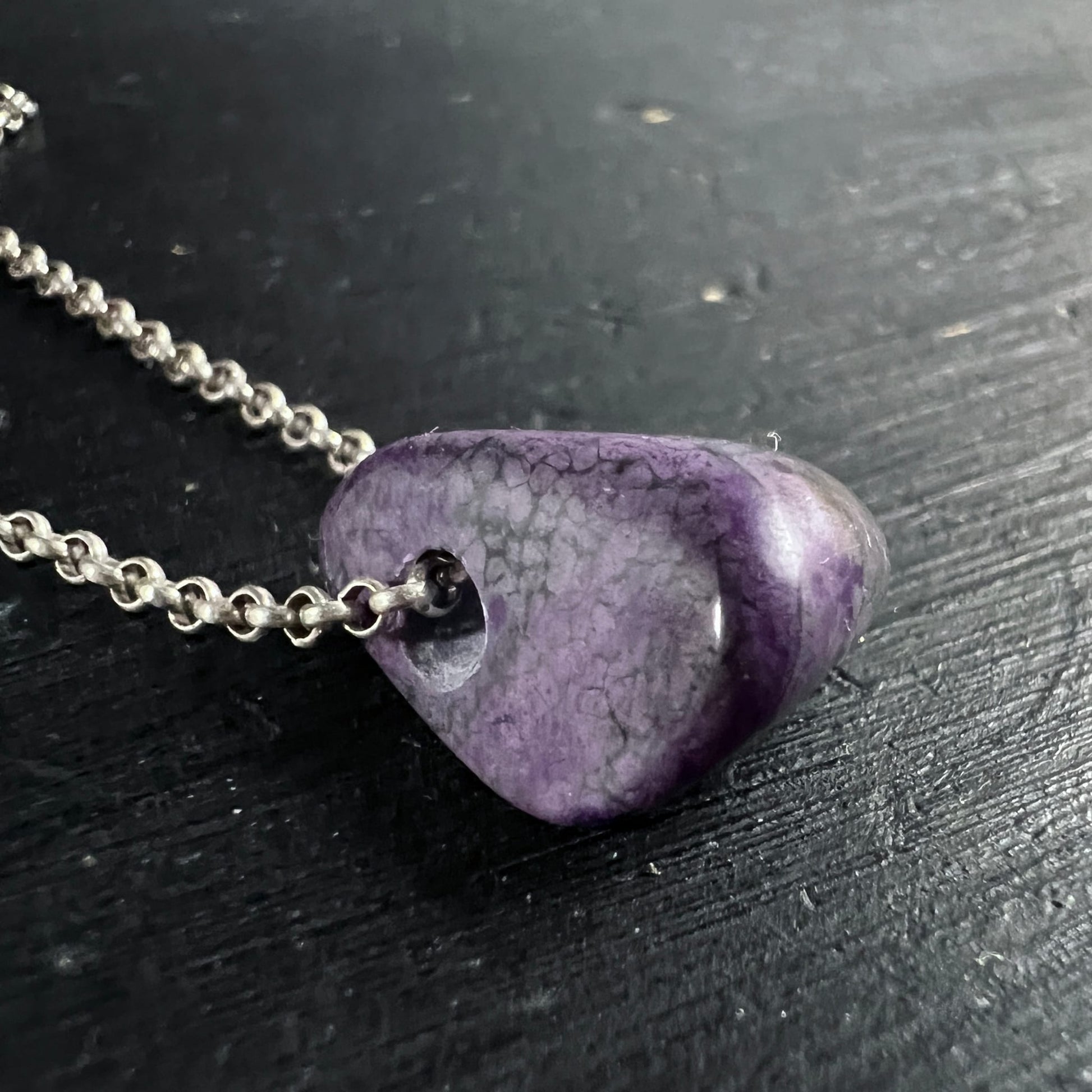 Sugilith Anhaenger flach poliert, lila-violett mit dunklen Marmorierungen, asymmetrische Tropfenform | Happy Minerals