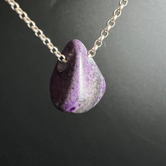 Sugilith Anhaenger tropfenfoermig, violett-graue Marmorierung mit dunklen Adern, polierte Kanten | Happy Minerals