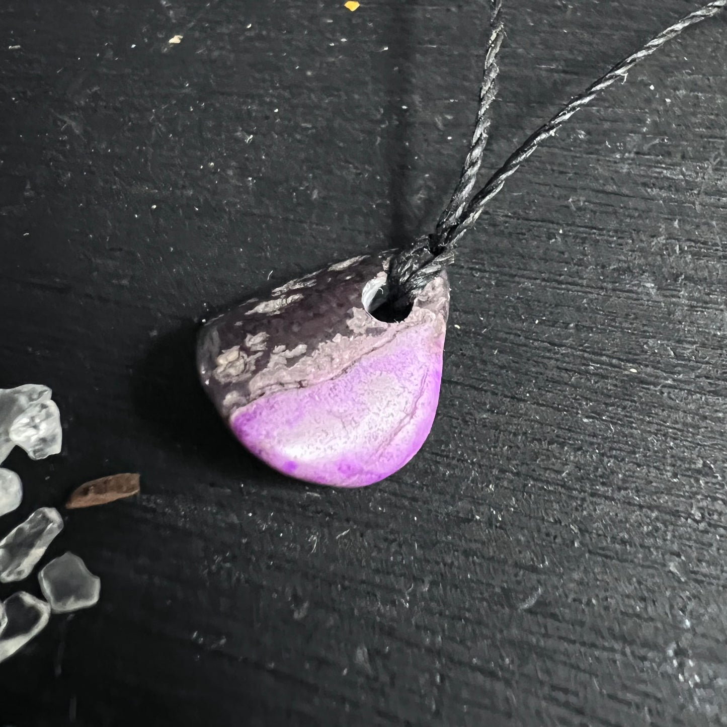 Sugilith Anhaenger tropfenfoermig, oben dunkel violett-grau meliert, unten leuchtend lila poliert | Happy Minerals