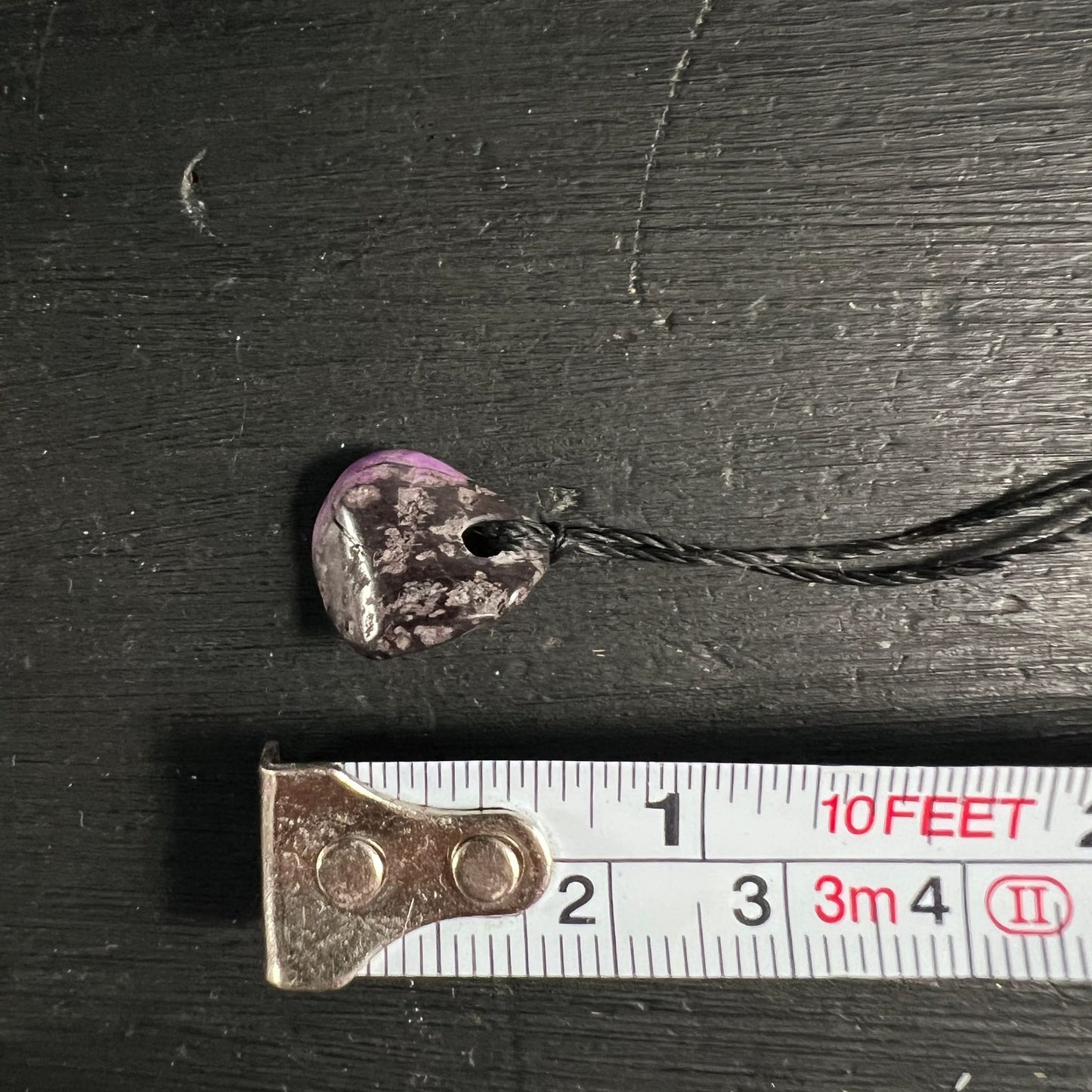 Sugilith Anhaenger violett-schwarz mit silbrig-grauen Einschluessen, unregelmaessig geformt poliert | Happy Minerals