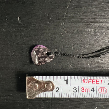 Sugilith Anhaenger violett-schwarz mit silbrig-grauen Einschluessen, unregelmaessig geformt poliert | Happy Minerals