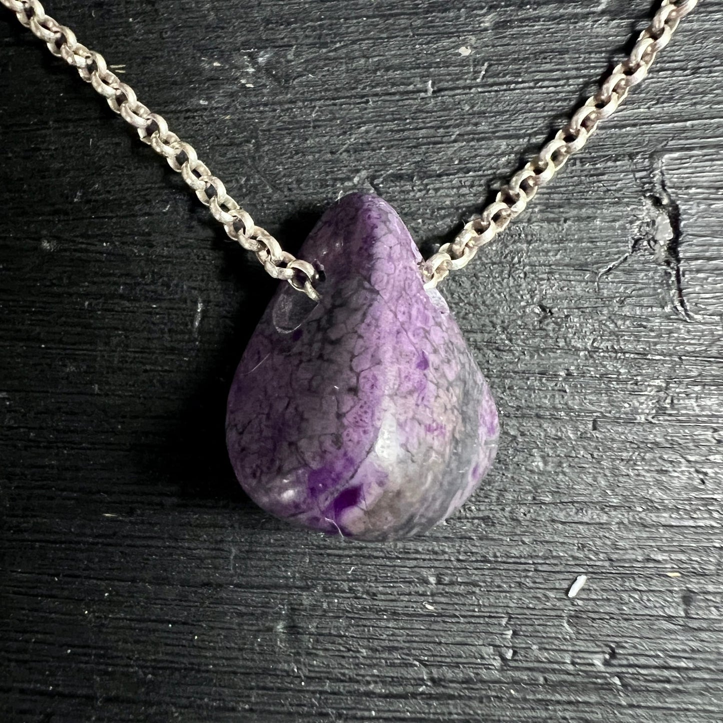 Sugilith Anhaenger Tropfenform, violett-grau marmoriert mit dunklen Adern an Silberkette | Happy Minerals