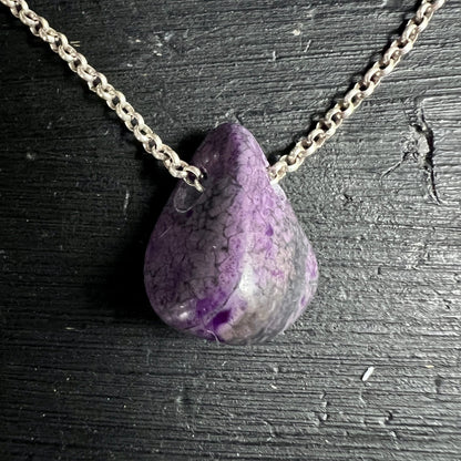 Sugilith Anhaenger Tropfenform, violett-grau marmoriert mit dunklen Adern an Silberkette | Happy Minerals