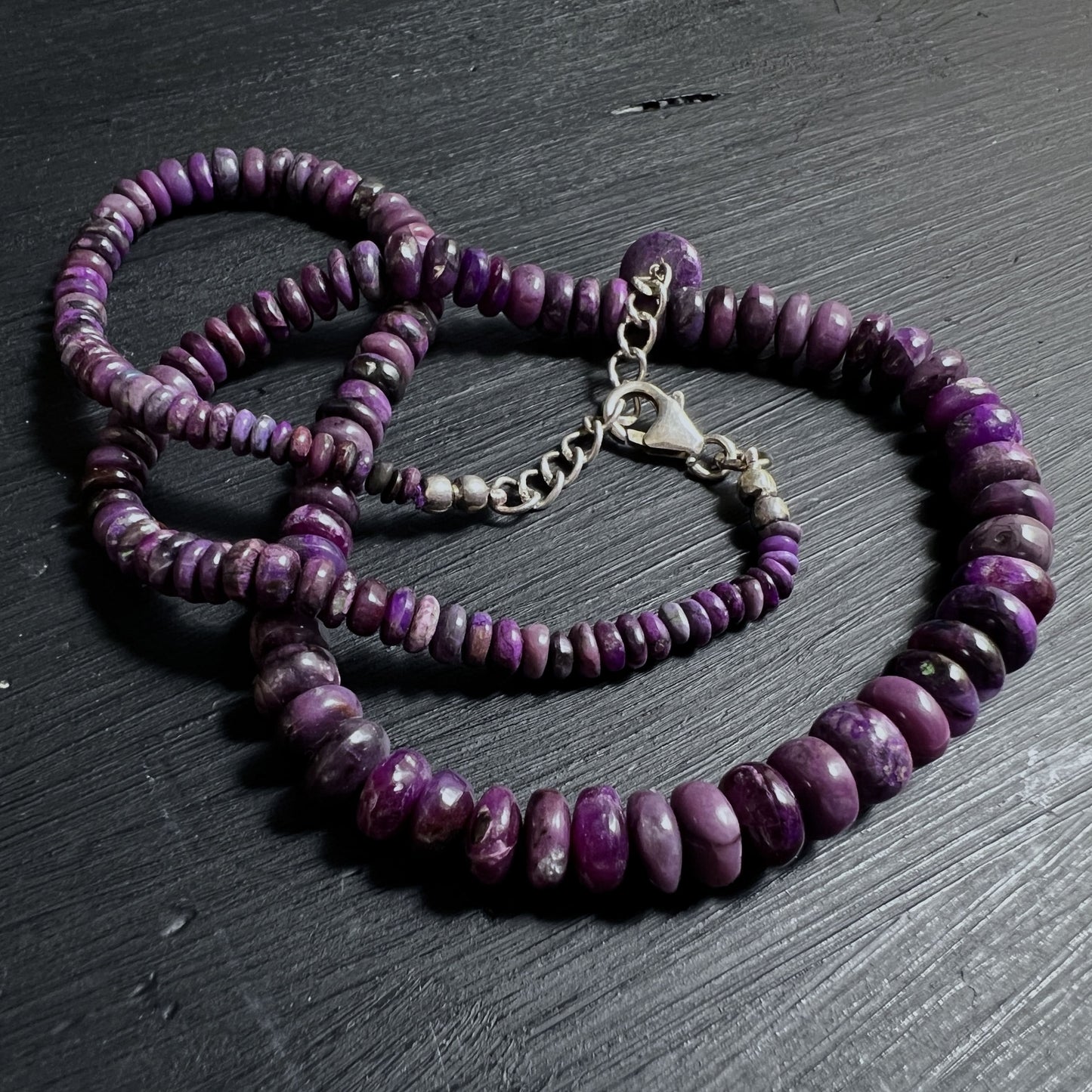 Sugilith Schmuckstück mit violetten Edelsteinperlen aus Südafrika | Happy Minerals