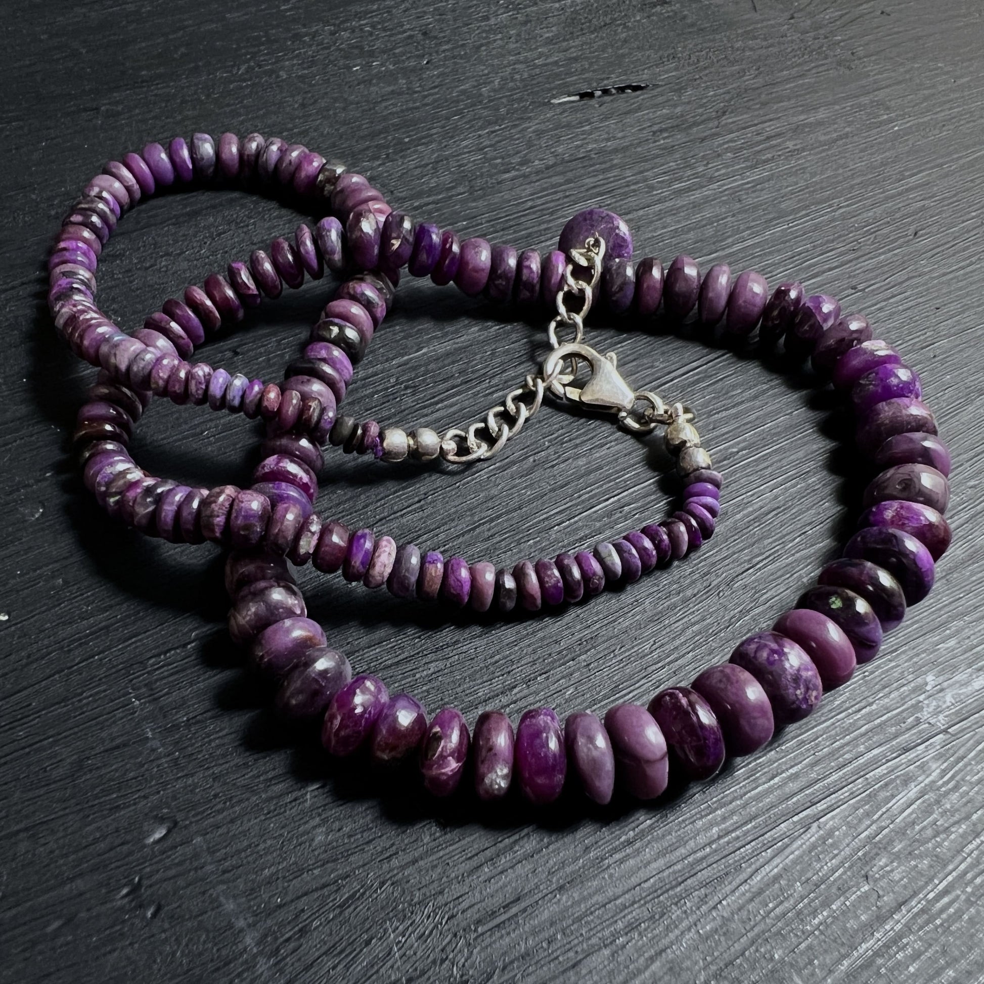 Sugilith Schmuckstück mit violetten Edelsteinperlen aus Südafrika | Happy Minerals