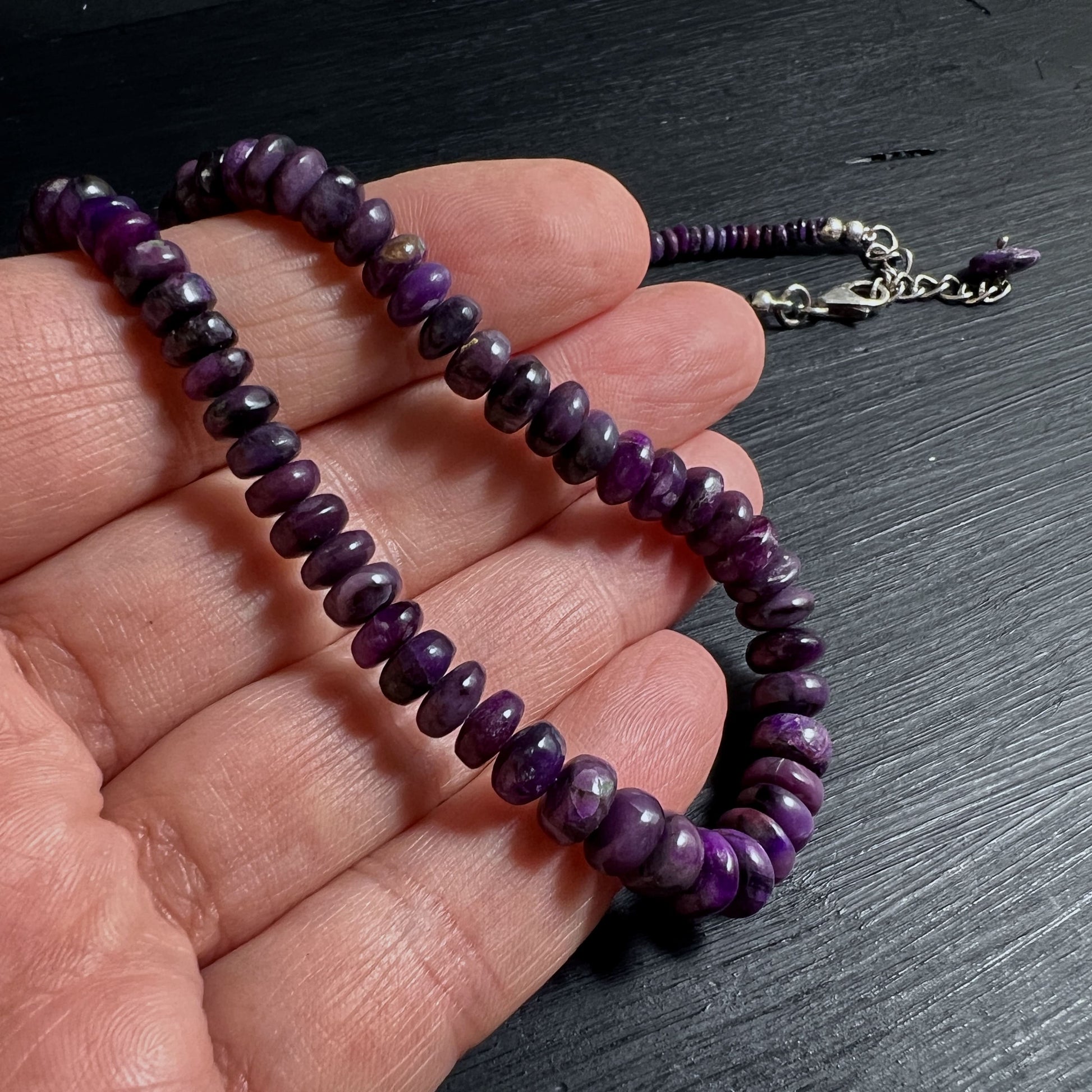 Elegante violette Sugilith Edelsteinkette auf schwarzem Holz Hintergrund | Happy Minerals