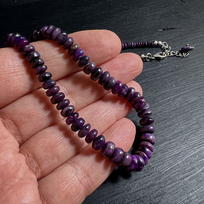 Elegante violette Sugilith Edelsteinkette auf schwarzem Holz Hintergrund | Happy Minerals