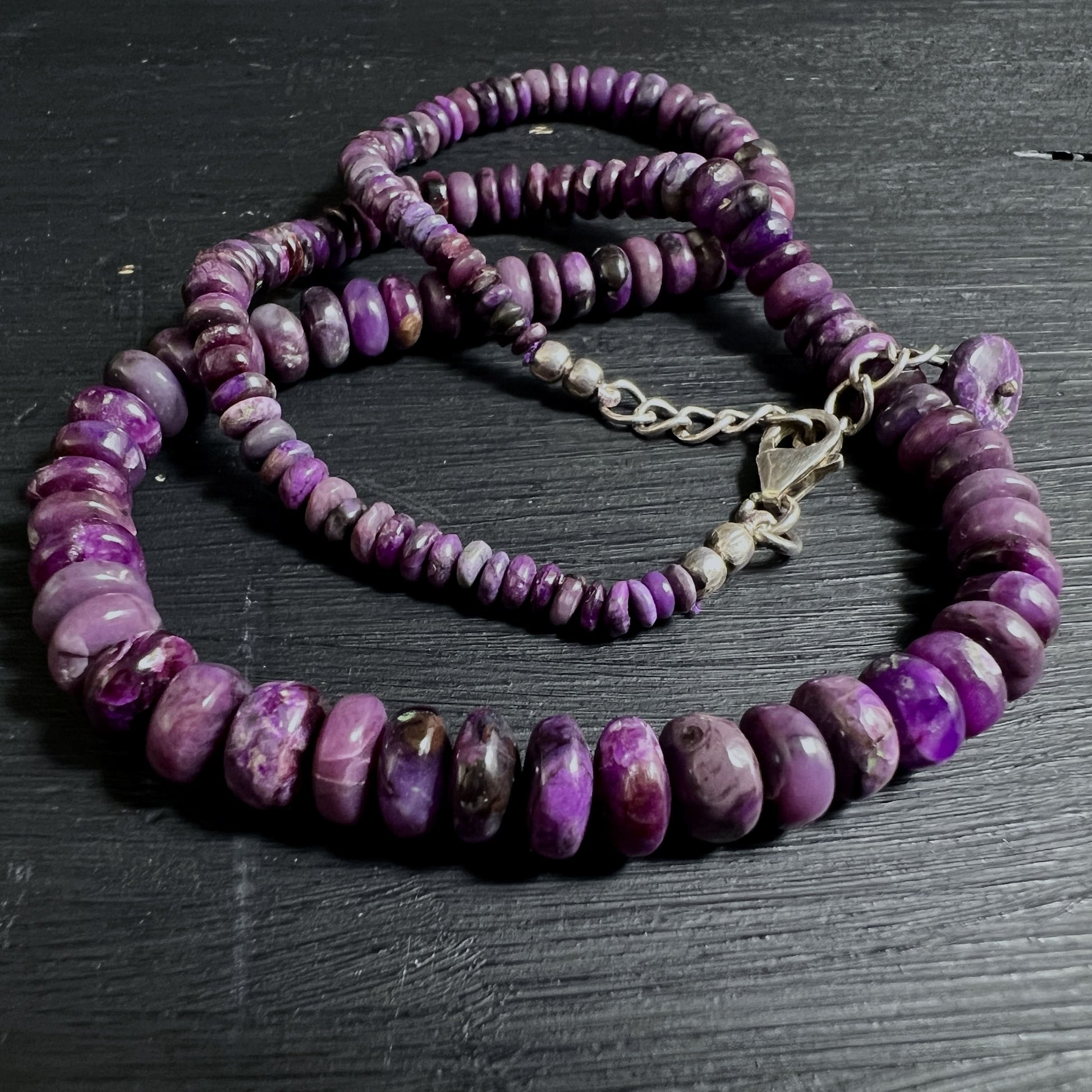 Elegante Sugilith Edelsteinkette in intensivem Purpurton | Happy Minerals