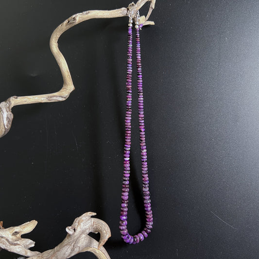 Seltene Sugilith Kette mit violetten Edelsteinperlen aus Südafrika | Happy Minerals