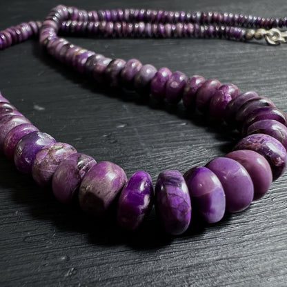 Nahaufnahme seltener Sugilith Perlen, die im Licht schimmern | Happy Minerals