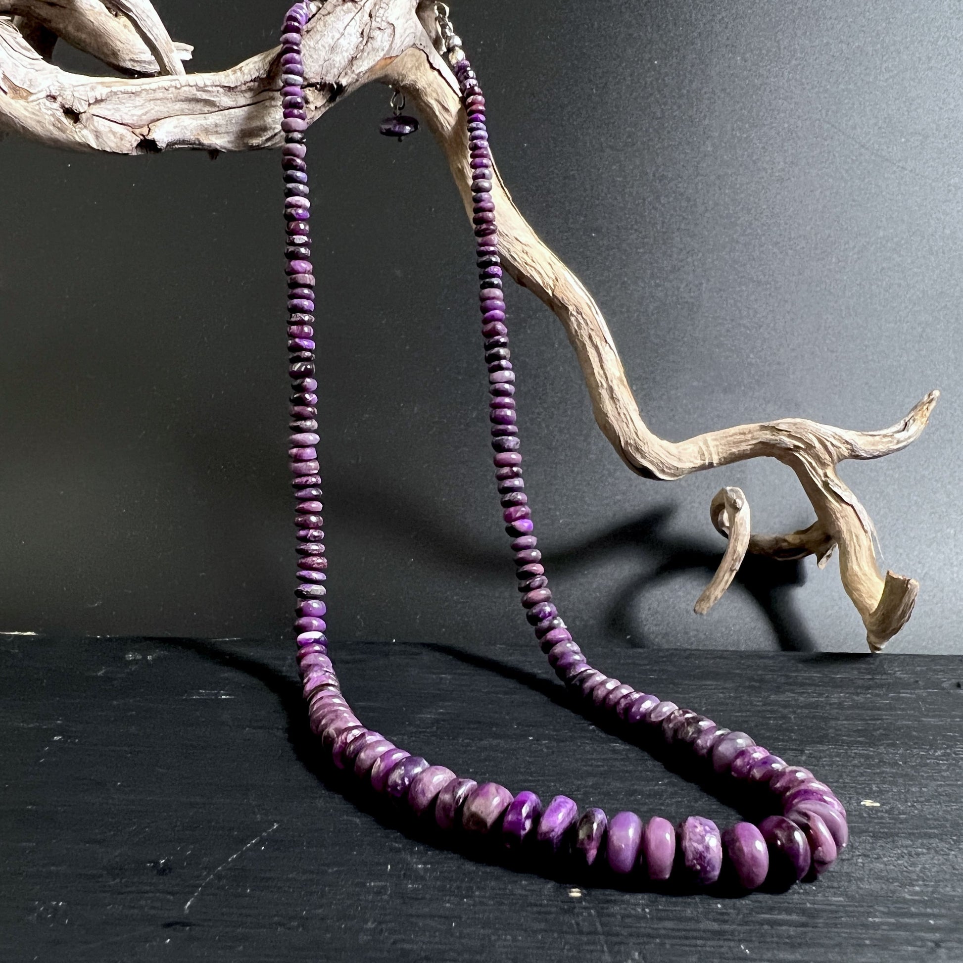 Echtschmuck Sugilith in tiefem Purpur mit Silberverschluss | Happy Minerals