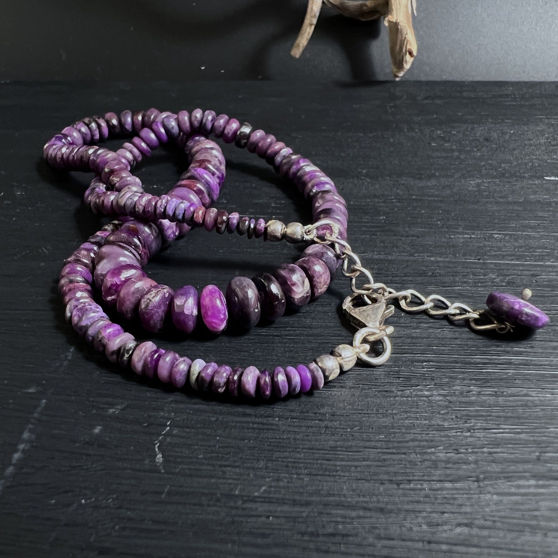 Sugilith Perlenkette mit seltenen violetten und schwarzen Einschlüssen | Happy Minerals