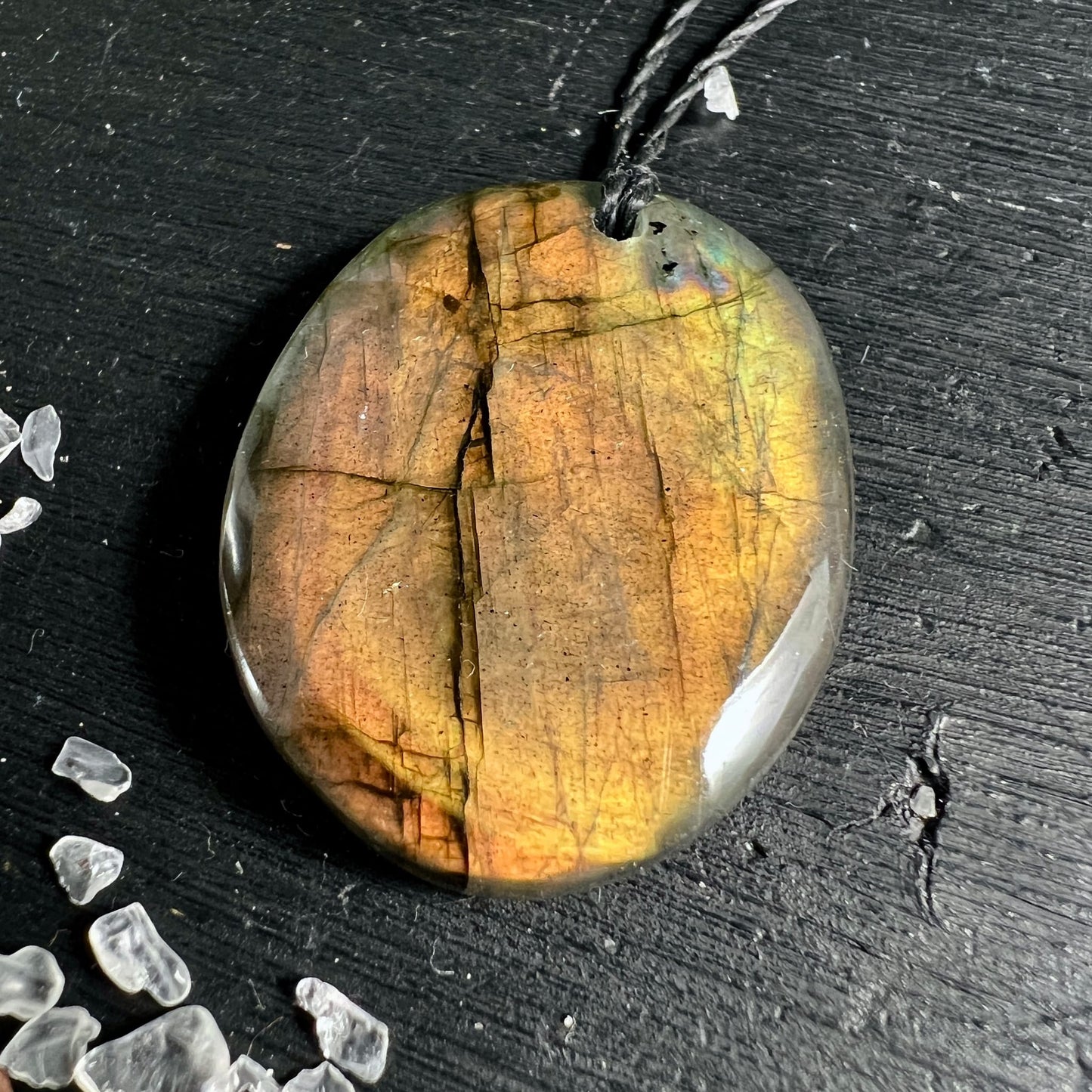 Labradorit Anhänger oval poliert, goldoranges Labradoreszenz-Feuer mit grün-blauen Reflexen, dunkle Spaltlinien | Happy Minerals