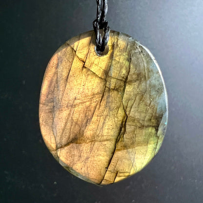 Labradorit Anhänger oval poliert, goldgelb-orange Farbspiel mit diagonalen Schichtlinien und leichtem Blauschimmer | Happy Minerals