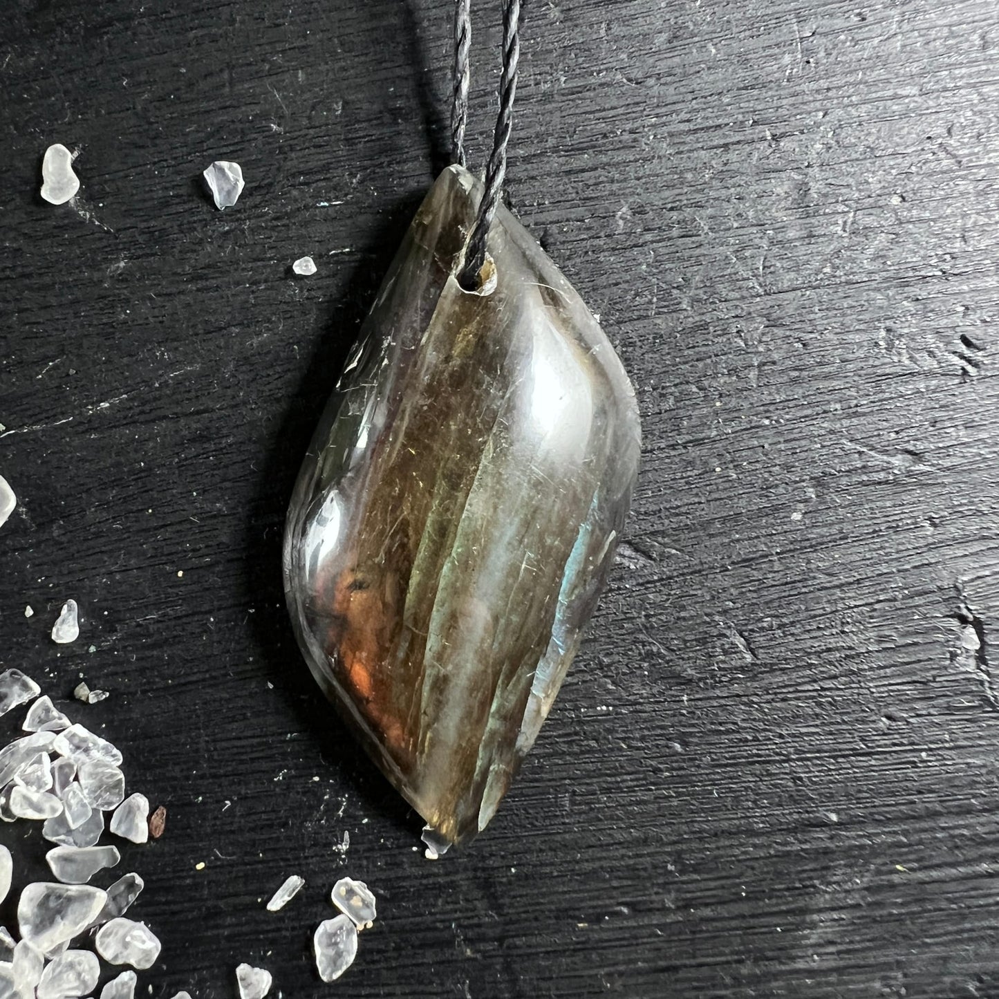Sunset Labradorit Anhänger | schwarzes Holzbrett | subtiles Schimmern | Happy Minerals | Madagaskar Unikat