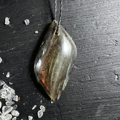 Sunset Labradorit Anhänger | schwarzes Holzbrett | subtiles Schimmern | Happy Minerals | Madagaskar Unikat