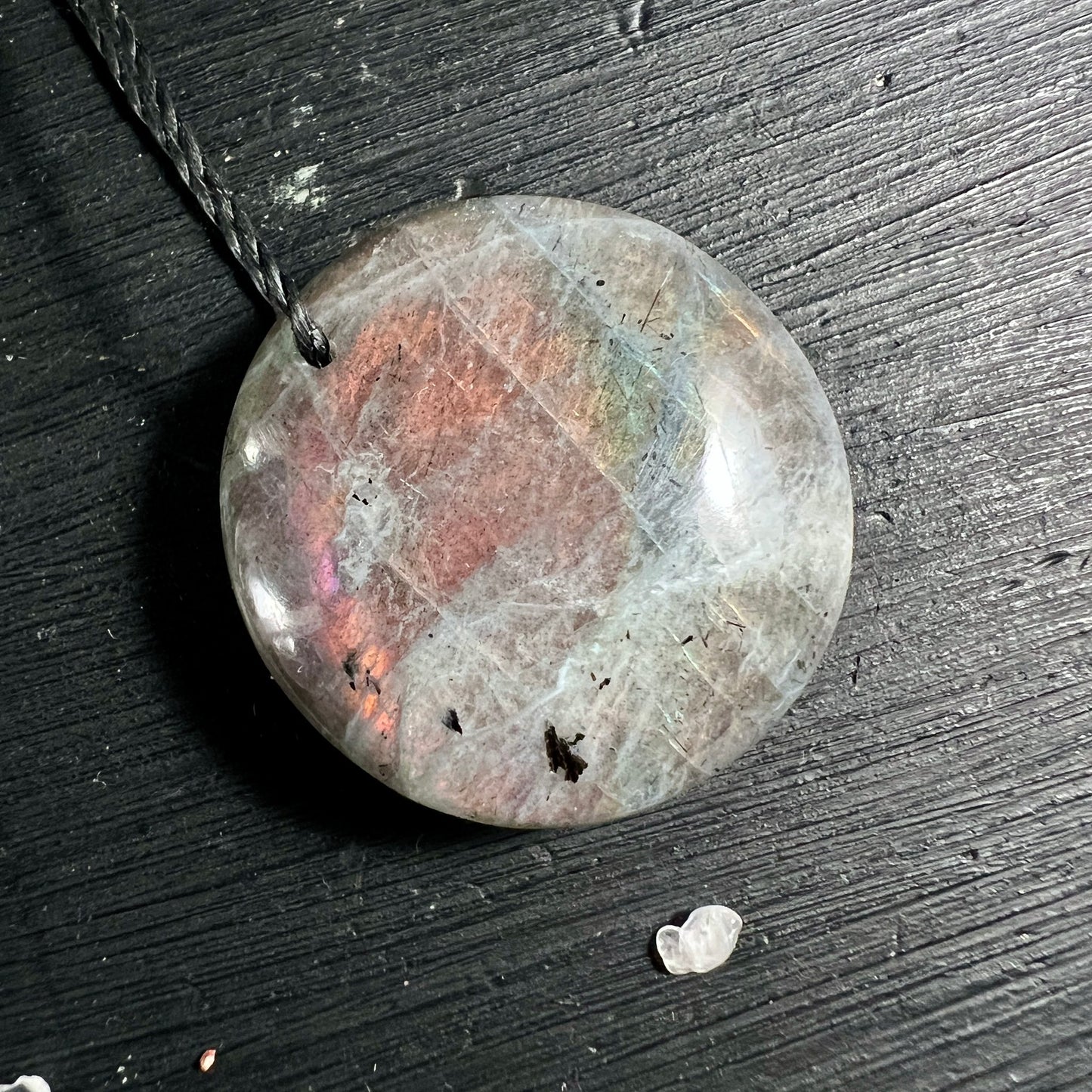 Sunset Labradorit | runder Anhänger | orange rosa Schimmer | natürliche Risse | Unikat | Happy Minerals