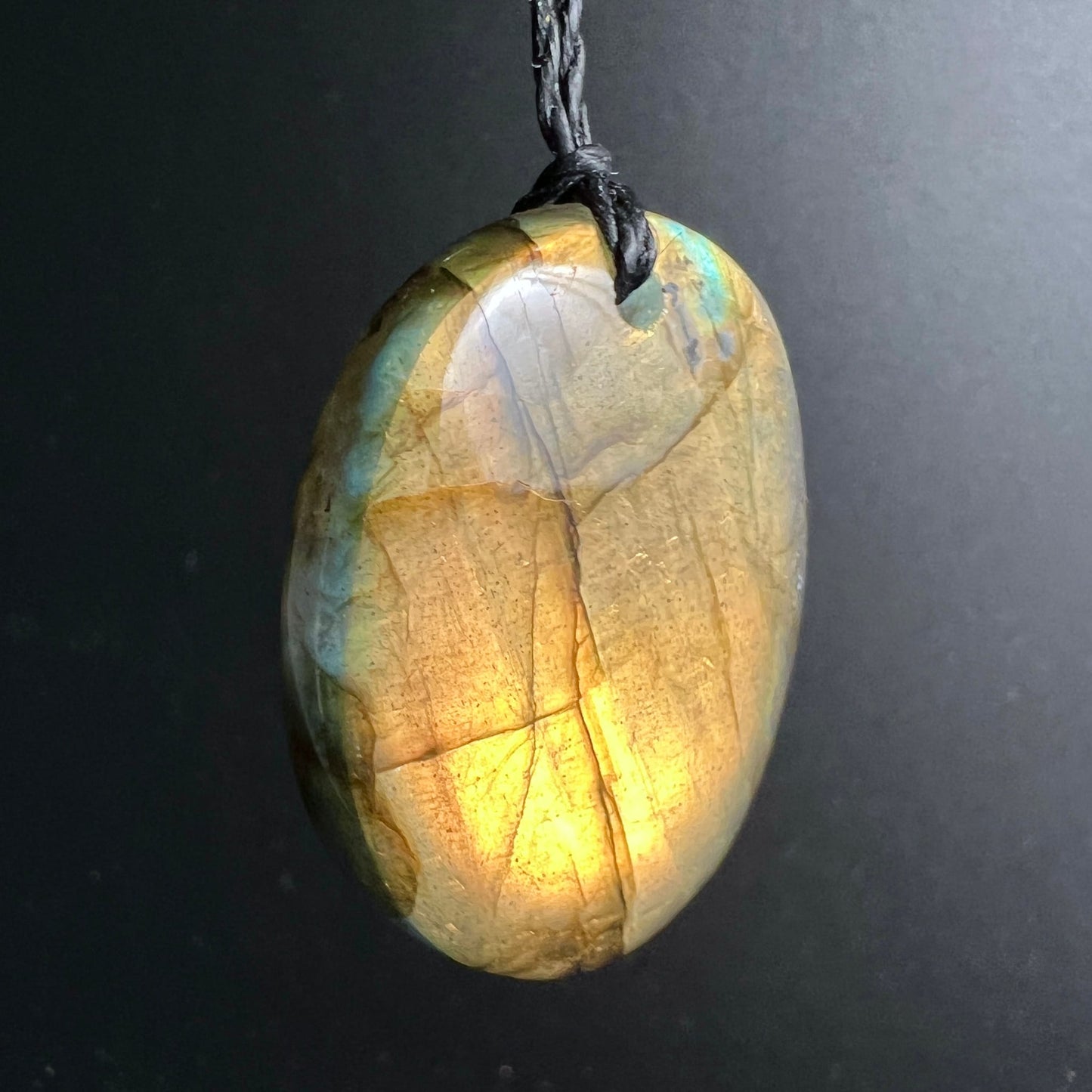 Labradorit Anhänger oval poliert, goldgelb-orange mit blau-türkisem Labradoreszenz-Schimmer, schwarze Kordel | Happy Minerals