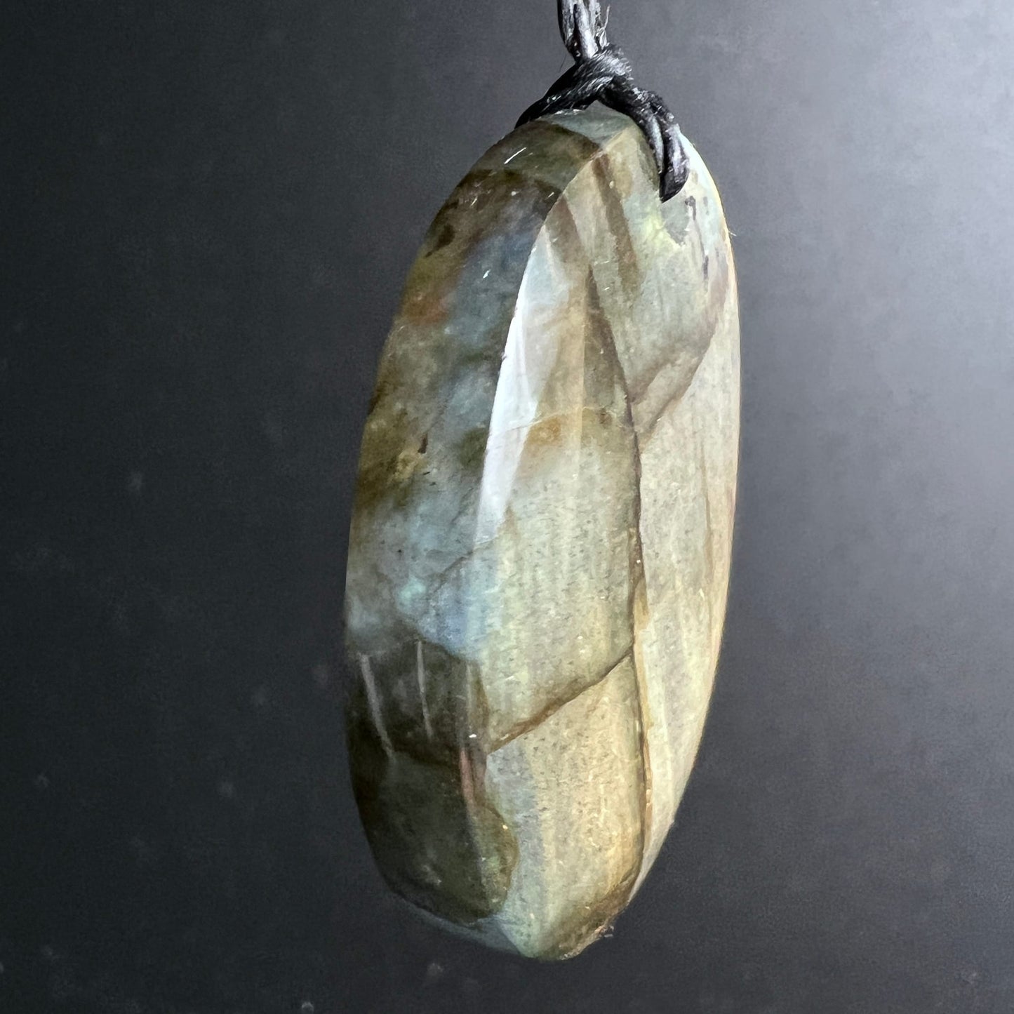 Labradorit Anhänger oval facettiert, goldbraun mit blaugrünem Schimmer, polierte Facetten, schwarze Kordel | Happy Minerals