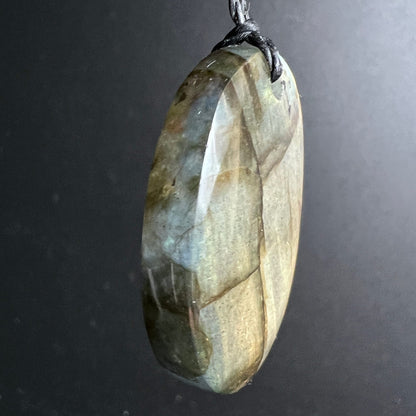 Labradorit Anhänger oval facettiert, goldbraun mit blaugrünem Schimmer, polierte Facetten, schwarze Kordel | Happy Minerals