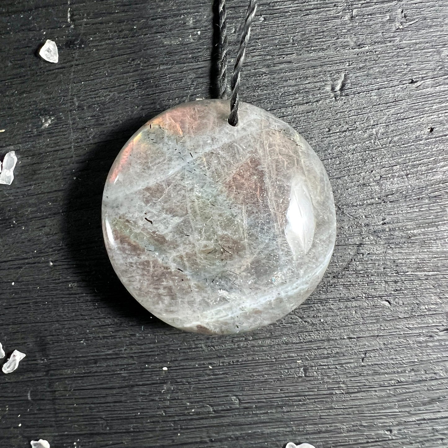 Sunset Labradorit Anhänger | rund flach | grau matt | zarte Schimmer | Madagaskar | Happy Minerals